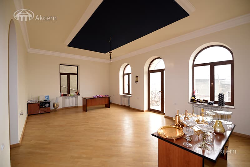 Mansion · 6 rooms · 347 m² · Kentron