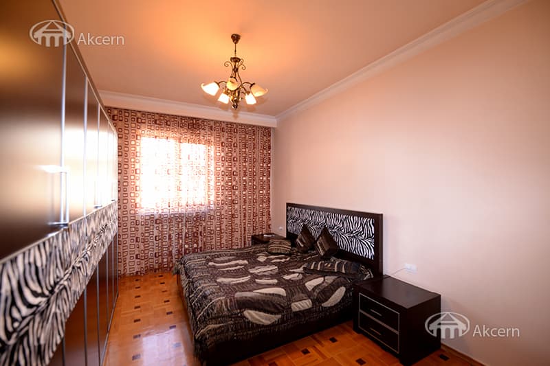 House · 7 rooms · 460 m² · Kentron