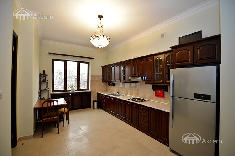 House · 6 rooms · 425 m² · Arabkir