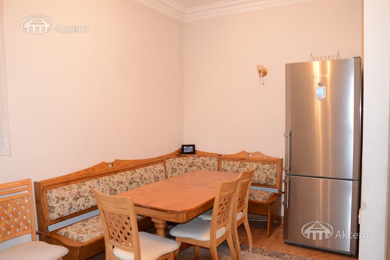 House · 6 rooms · 250 m² · Arabkir