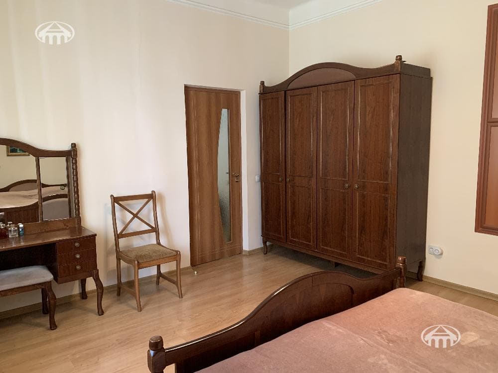House · 3 rooms · 316 m² · Kentron