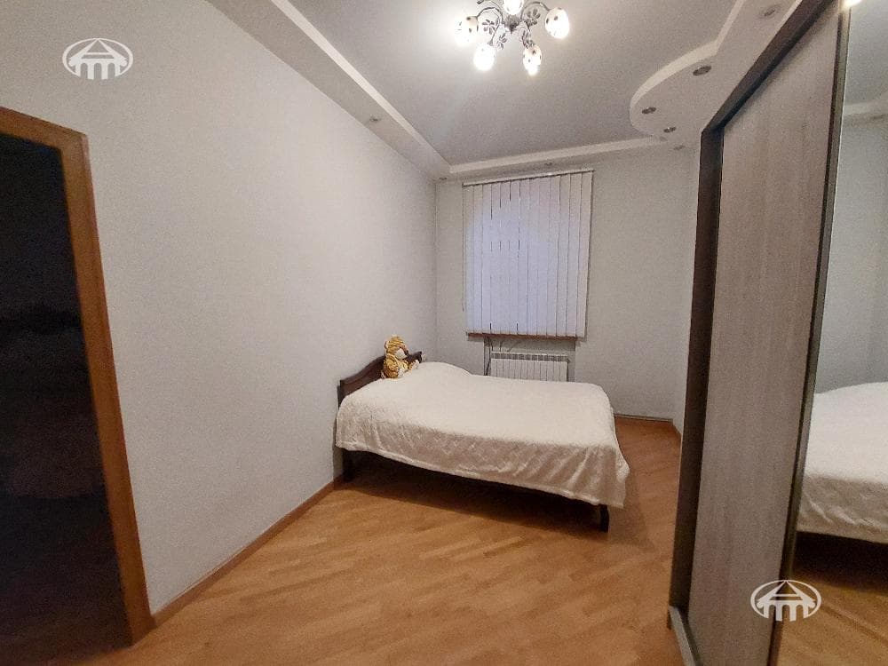 House · 5 rooms · 330 m² · Kentron