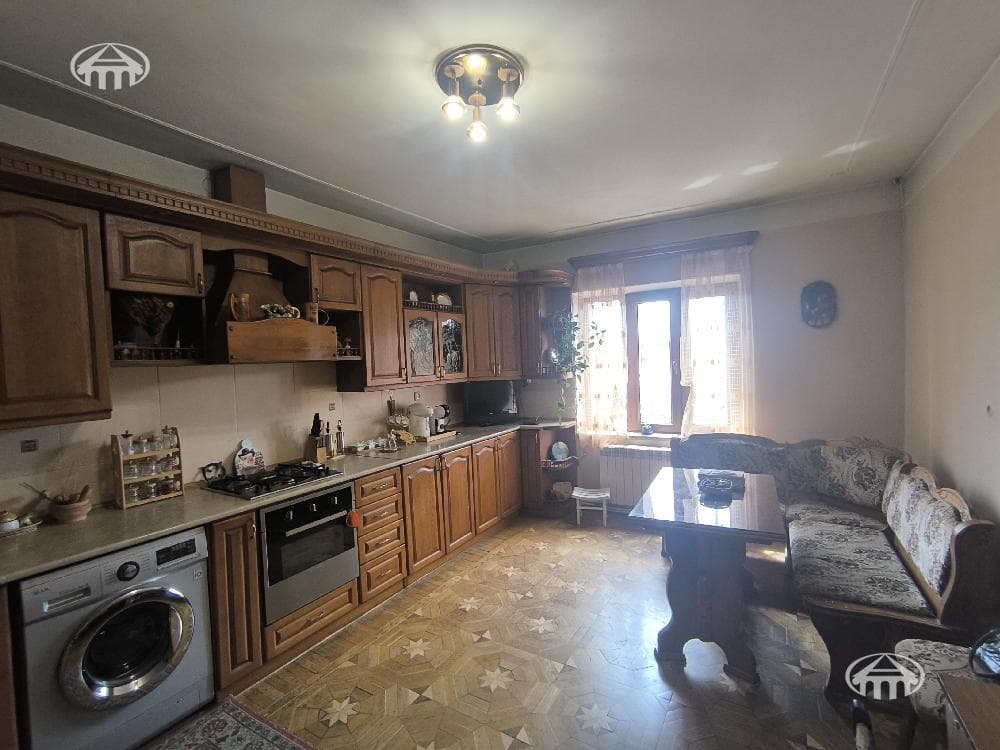 Дом · 6 комн. · 376 м² · Аван