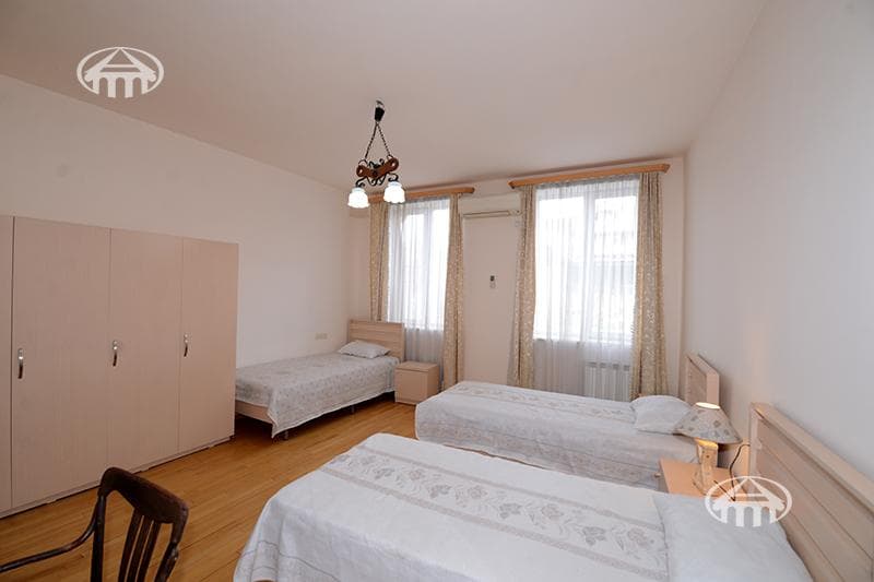 House · 6 rooms · 273 m² · Arabkir