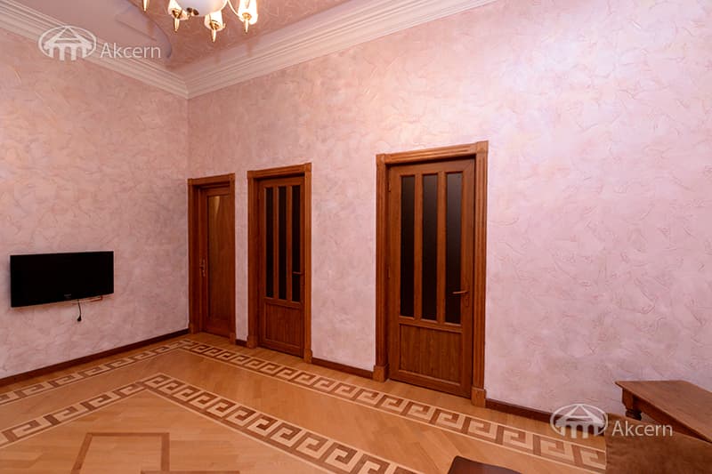 Առանձնատուն · 7 սեն. · 680 մ² · Կենտրոն