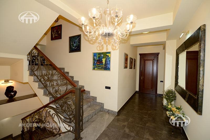 House · 5 rooms · 678 m² · Kentron