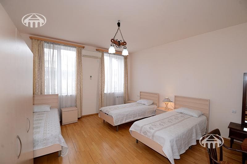 House · 6 rooms · 273 m² · Arabkir