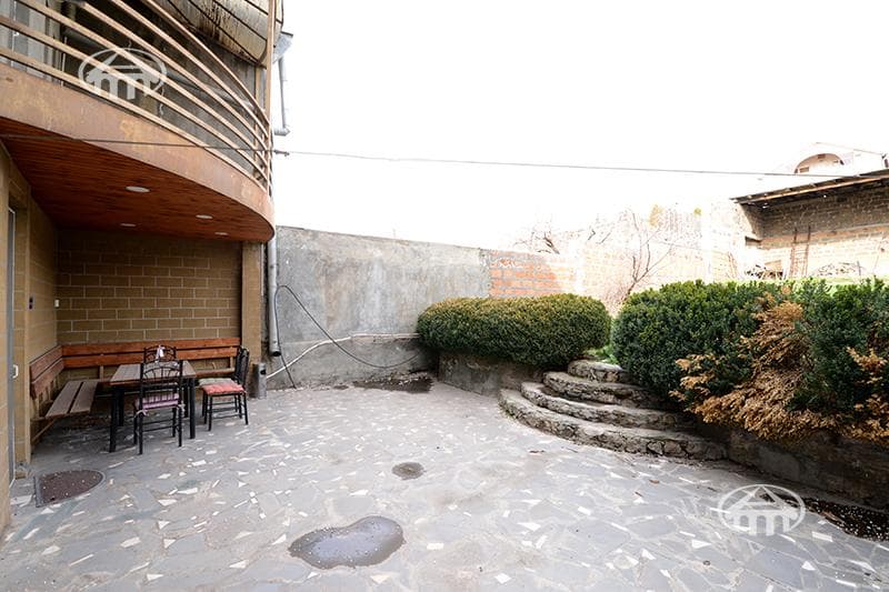House · 6 rooms · 273 m² · Arabkir