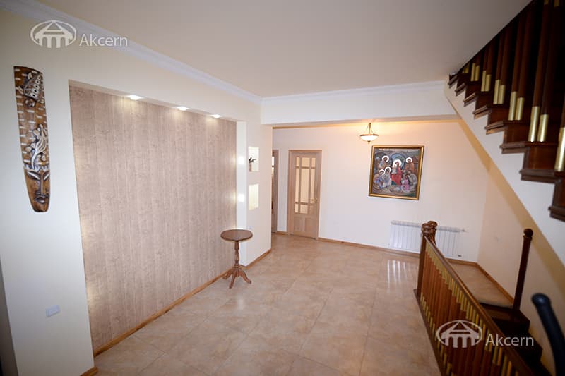 House · 4 rooms · 335 m² · Kentron