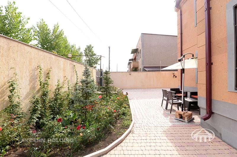 Mansion · 5 rooms · 290 m² · Avan