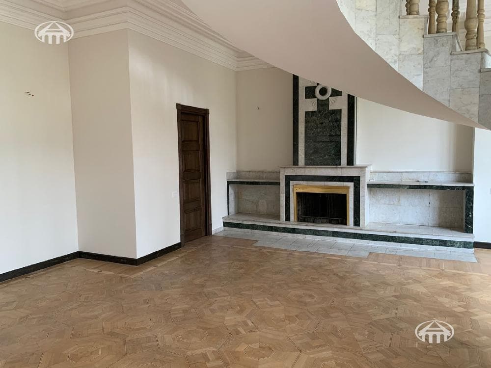 House · 6 rooms · 537 m² · Kentron