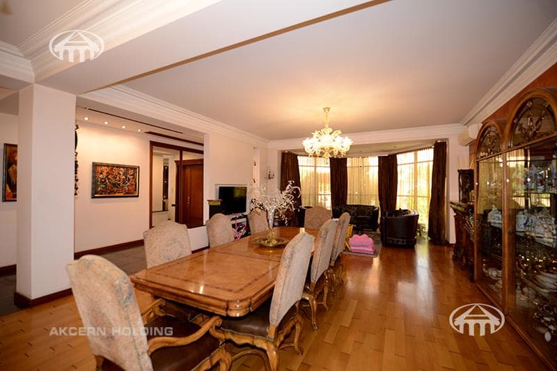 House · 5 rooms · 678 m² · Kentron