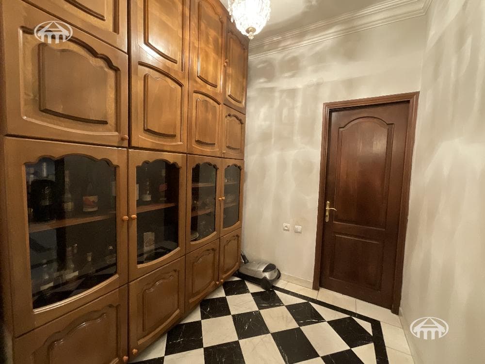 Առանձնատուն · 6 սեն. · 279 մ² · Կենտրոն