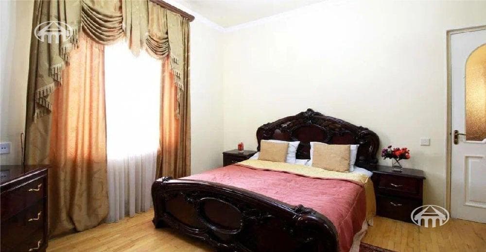 Առանձնատուն · 9 սեն. · 584 մ² · Կենտրոն