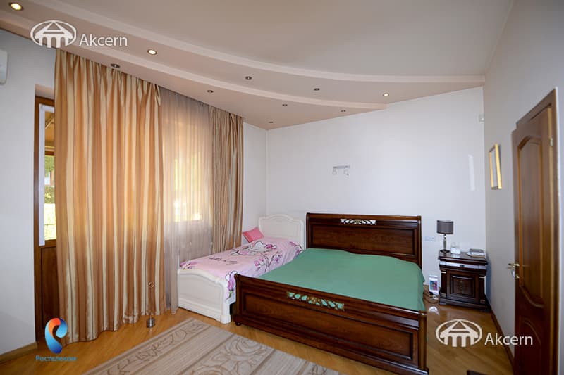 House · 6 rooms · 280 m² · Arabkir