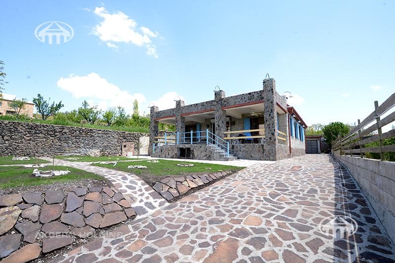 Mansion · 4 rooms · 244 m² · Saghmosavan