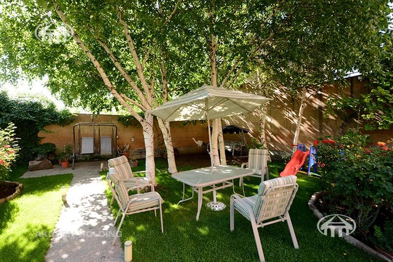 House · 5 rooms · 678 m² · Kentron