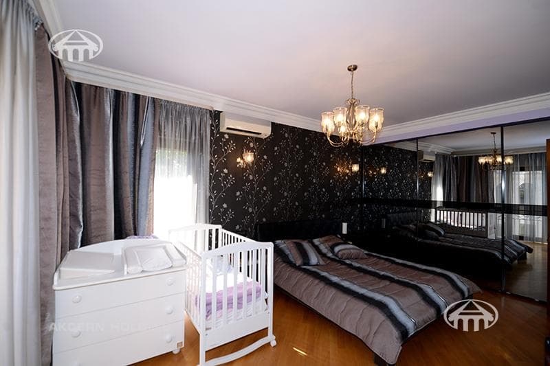 House · 5 rooms · 678 m² · Kentron