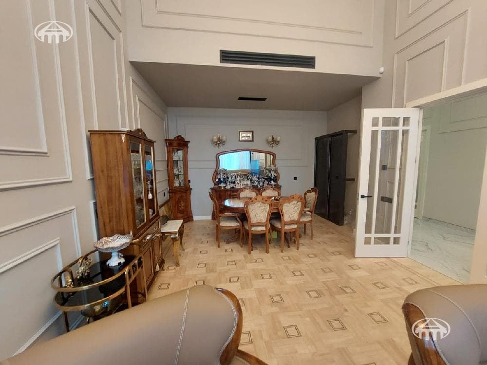 Особняк · 5 комн. · 370 м² · Аджапняк