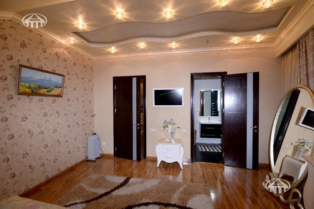 Квартира · 5 комн. · 300 м² · Кентрон