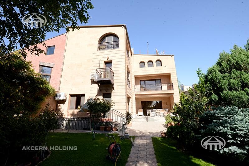 House · 678 m² · Kentron