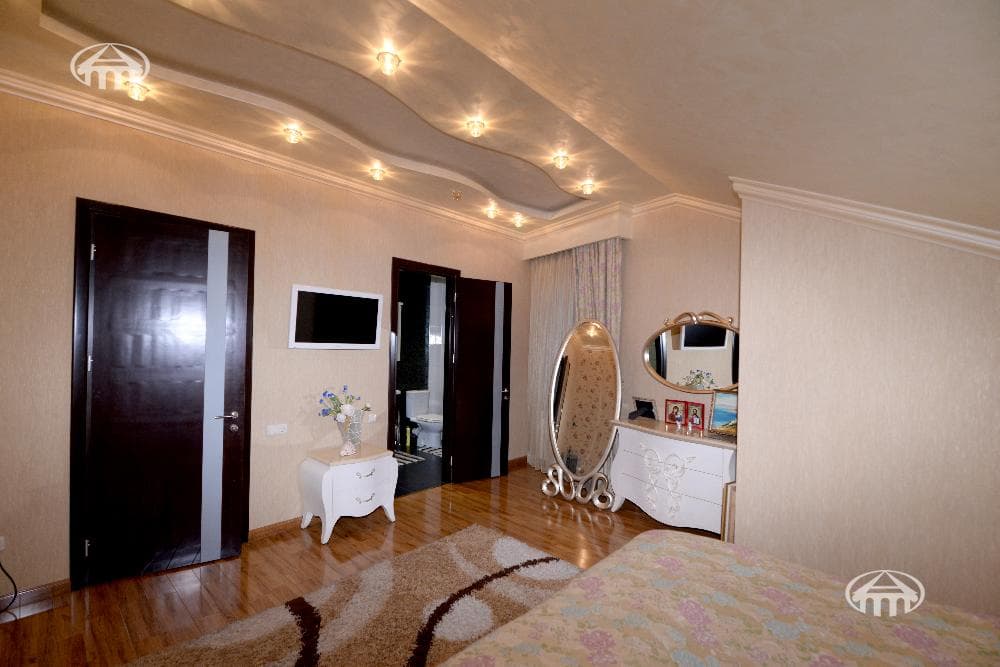 Квартира · 5 комн. · 300 м² · Кентрон