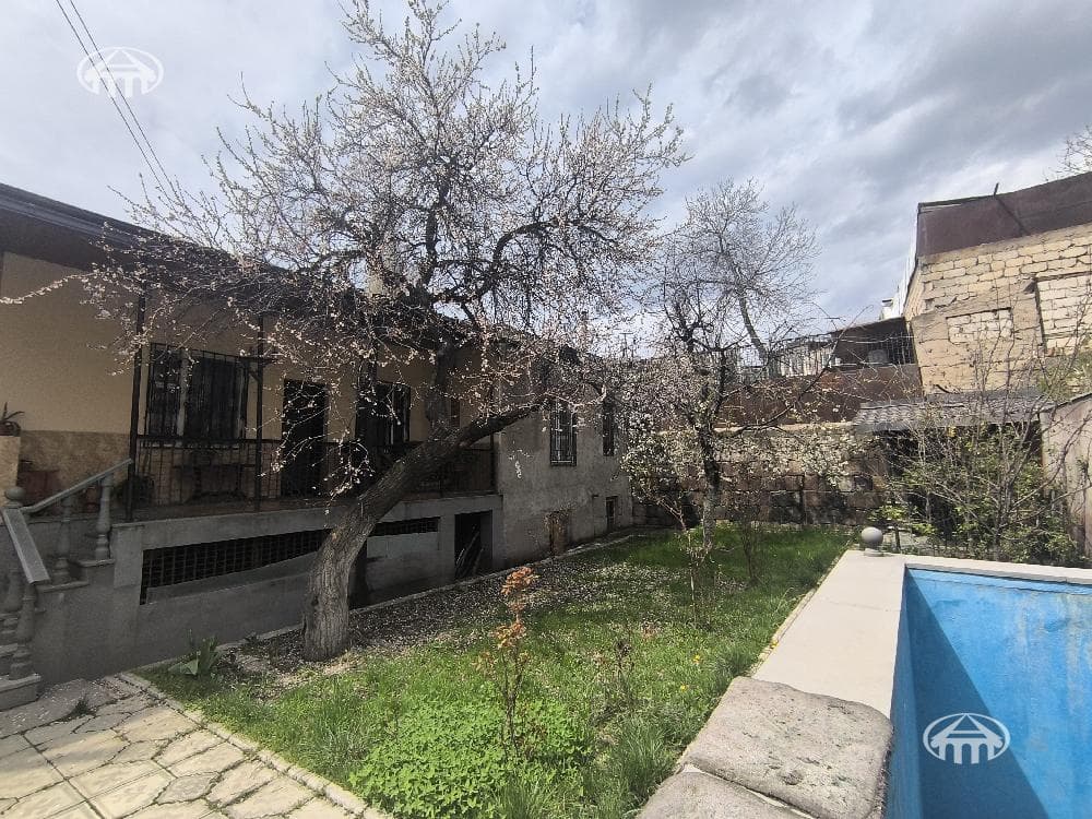 Дом · 6 комн. · 376 м² · Аван