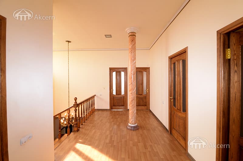 Առանձնատուն · 6 սեն. · 532 մ² · Զովունի
