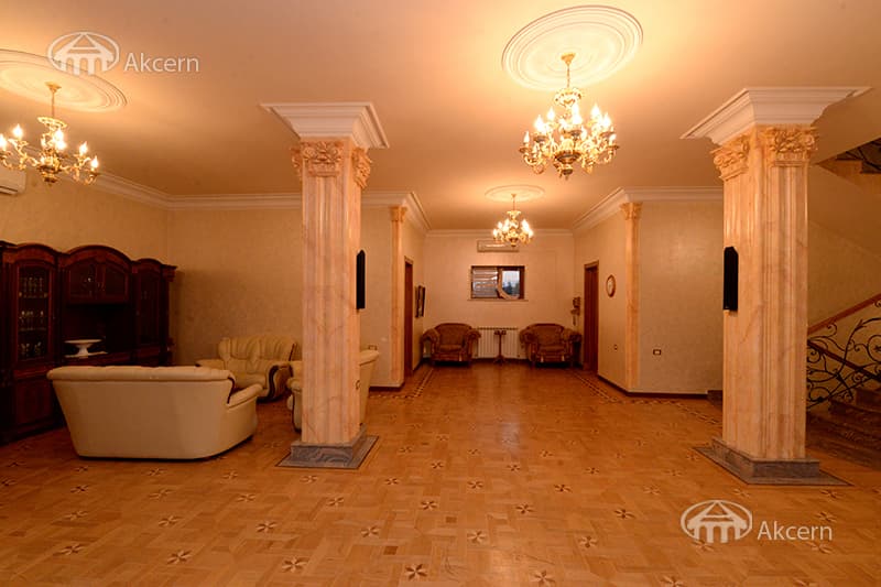 Առանձնատուն · 7 սեն. · 680 մ² · Կենտրոն