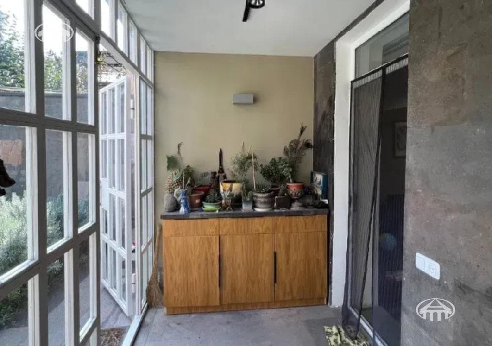 House · 4 rooms · 143 m² · Kentron
