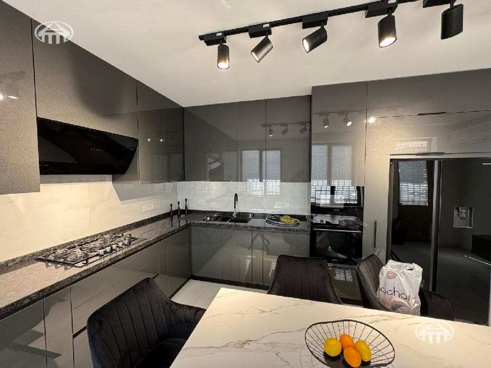Квартира · 4 комн. · 161 м² · Арабкир