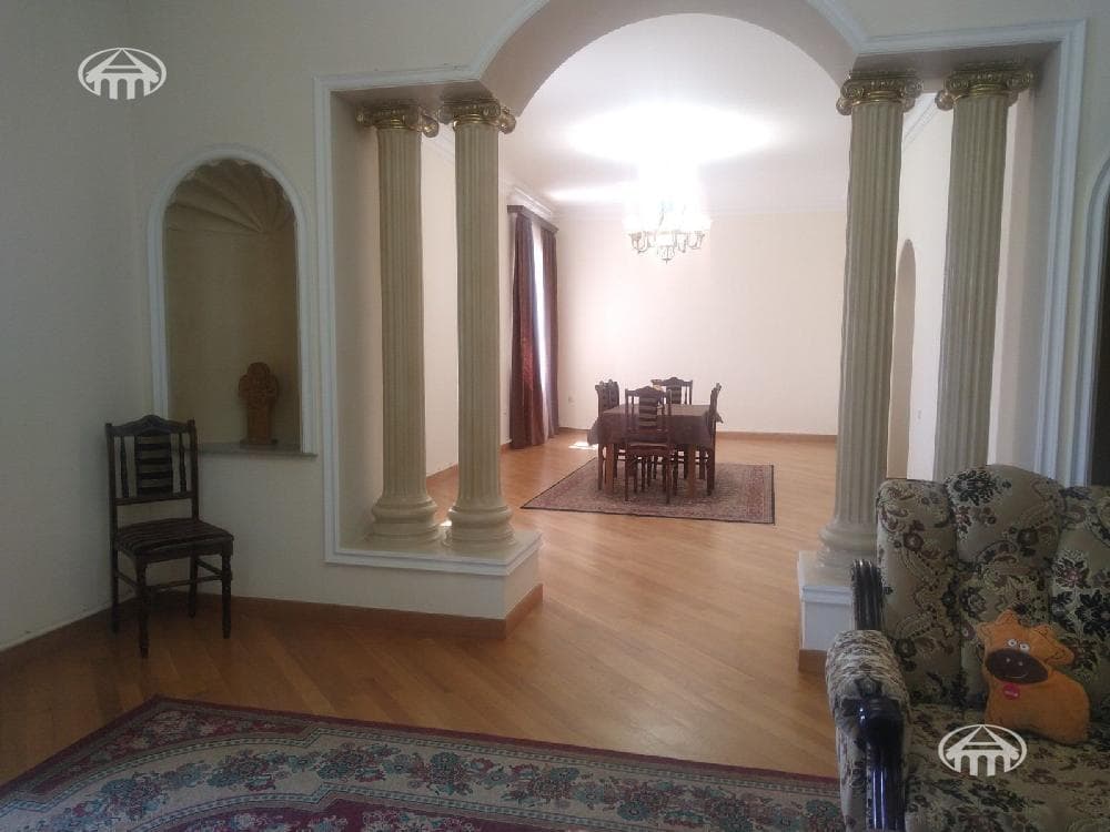 Առանձնատուն · 9 սեն. · 540 մ² · Կենտրոն