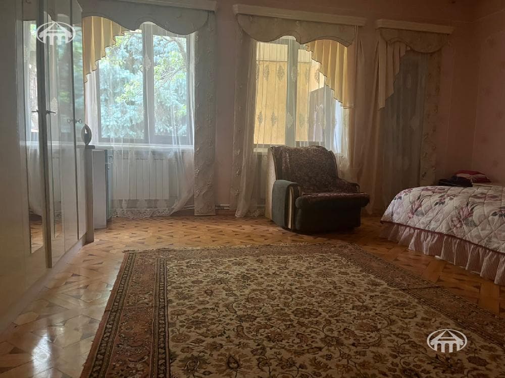 Mansion · 8 rooms · 425 m² · Gugark