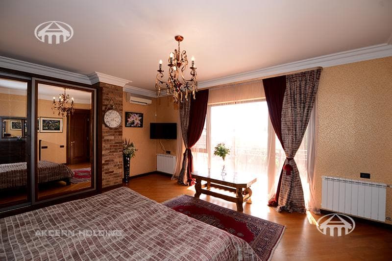 House · 5 rooms · 678 m² · Kentron