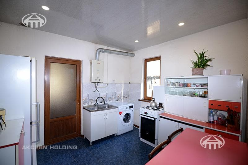 House · 3 rooms · 108 m² · Kentron