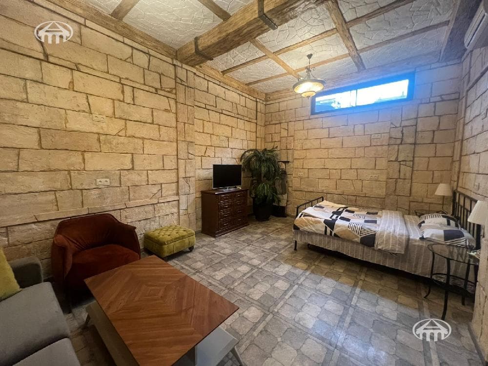 Hotel · 3 rooms · 80 m² · Kentron