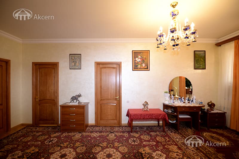 Mansion · 5 rooms · 372 m² · v. Arinj