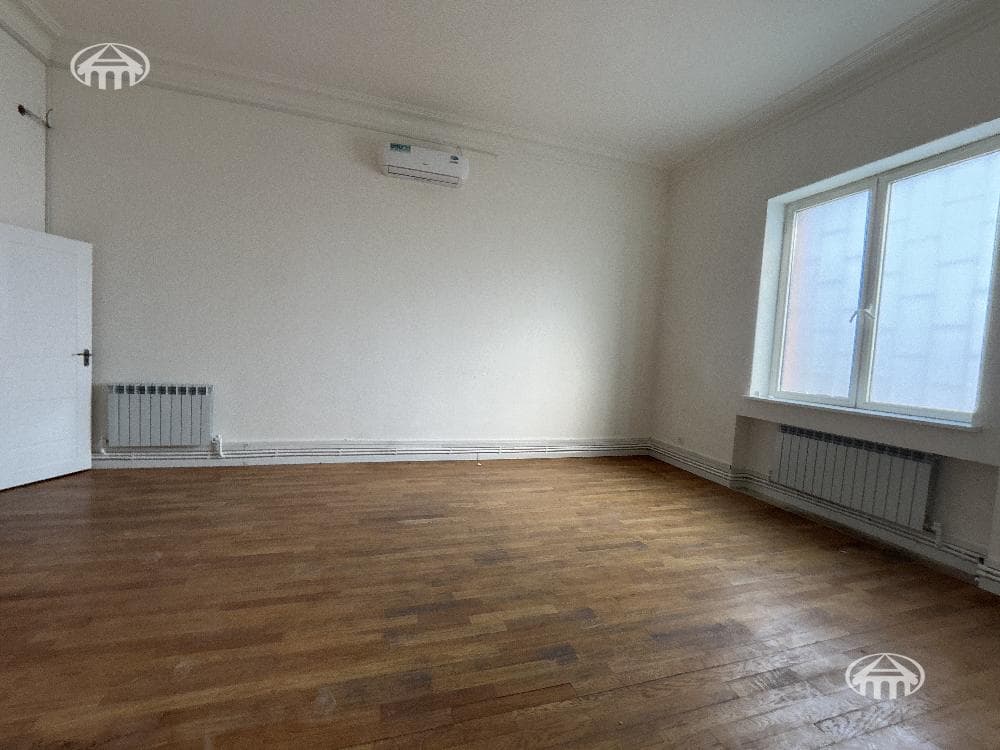 Hotel · 9 rooms · 956 m² · Kentron