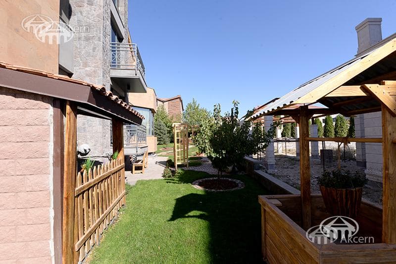 Mansion · 5 rooms · 1,014 m² · Vahagni
