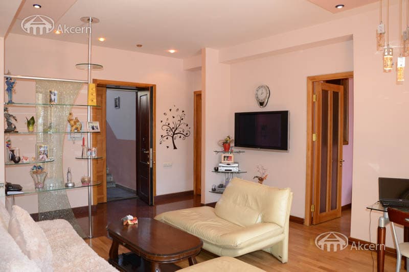 Apartment · 3 rooms · 90 m² · Kentron