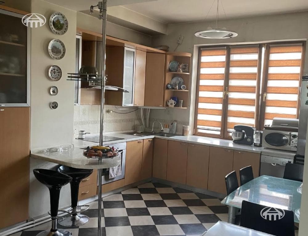 Apartment · 6 rooms · 213 m² · Kentron