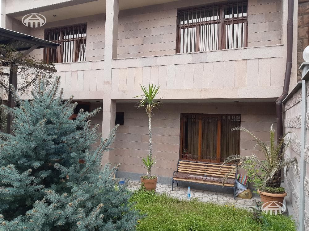 Дом · 5 комн. · 392 м² · Кентрон
