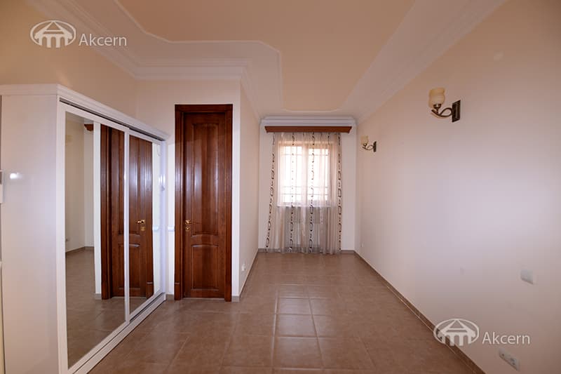 Особняк · 4 комн. · 240 м² · Аджапняк