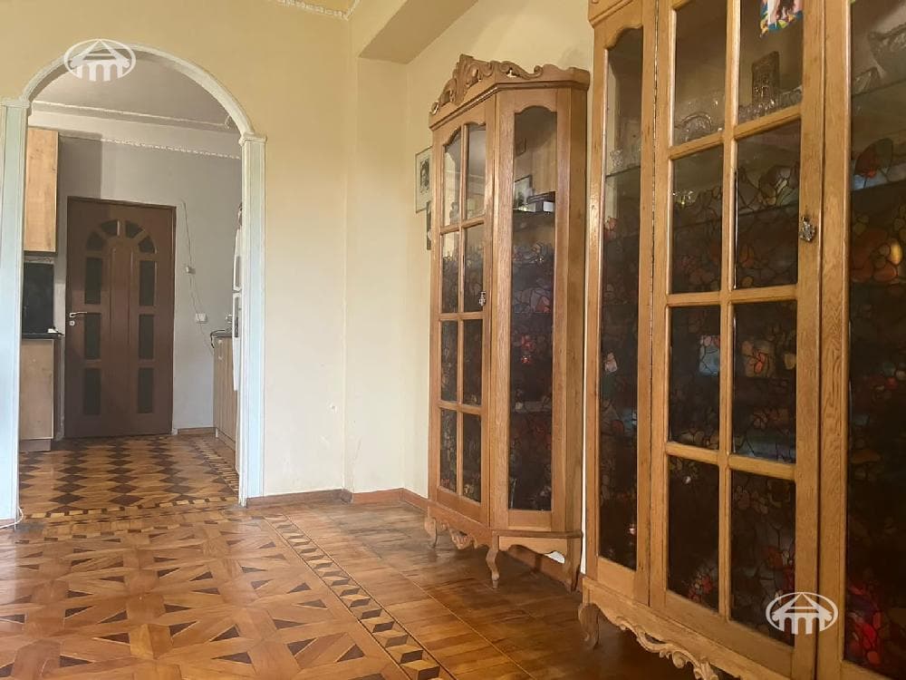Mansion · 8 rooms · 425 m² · Gugark