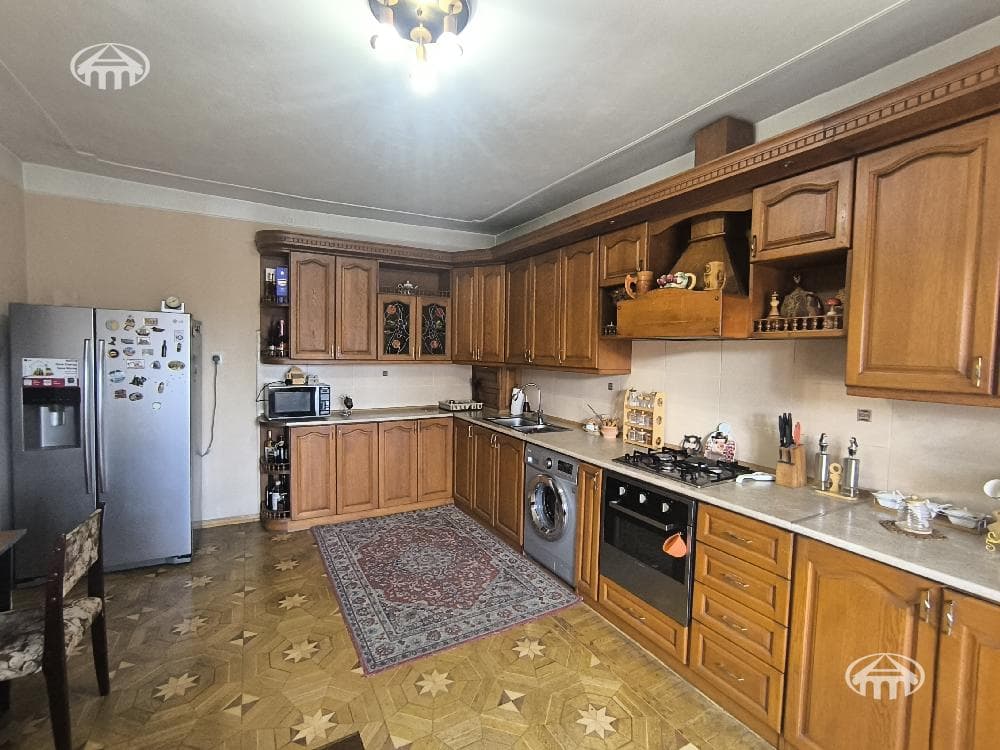 Дом · 6 комн. · 376 м² · Аван