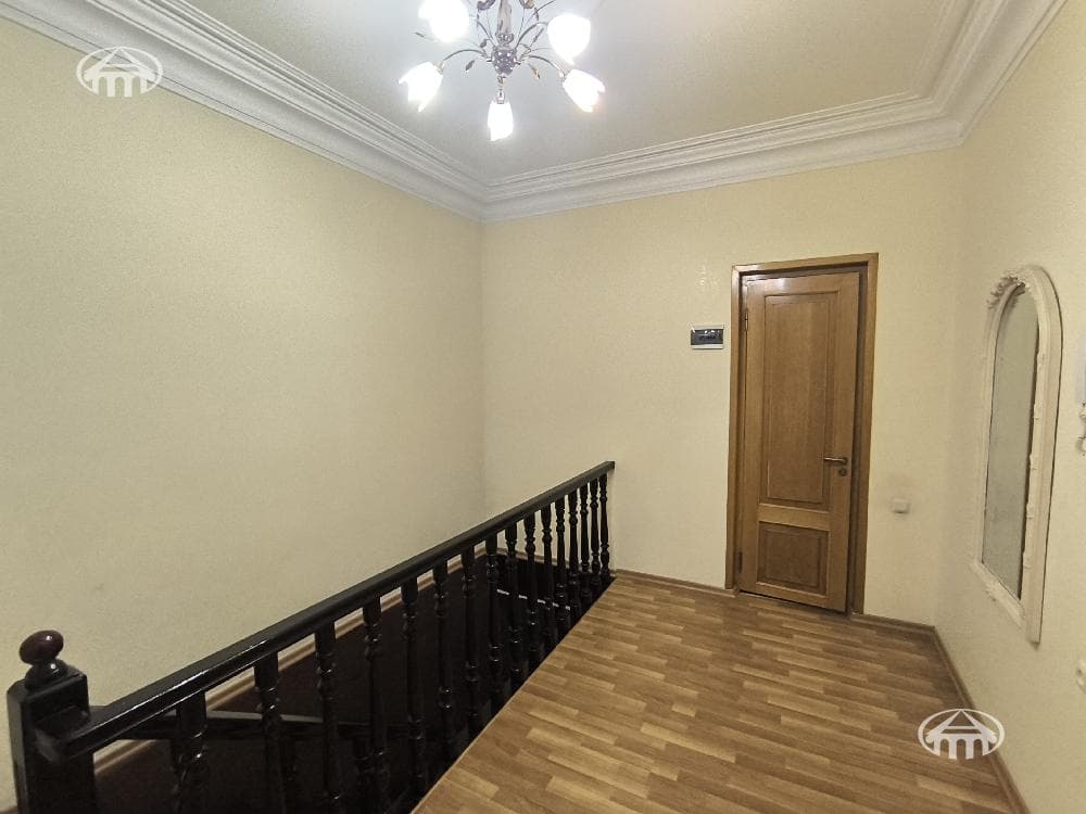 House · 5 rooms · 489 m² · Kentron