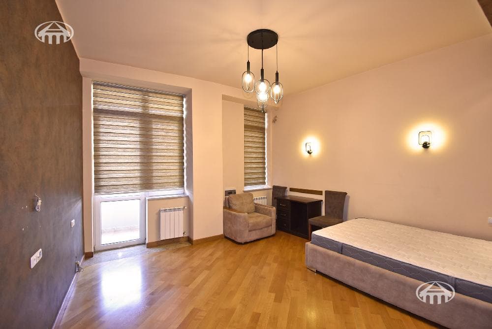 Квартира · 4 комн. · 181 м² · Кентрон