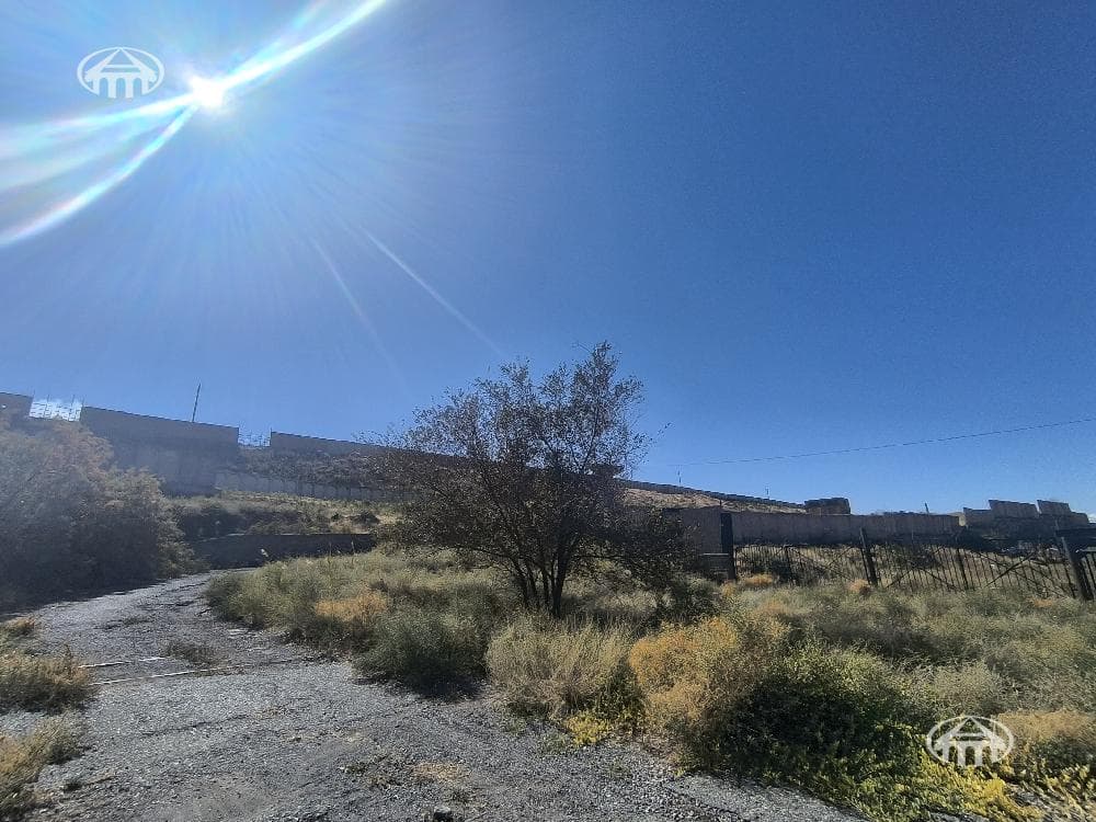 Land · 100,000 m² · Erebuni