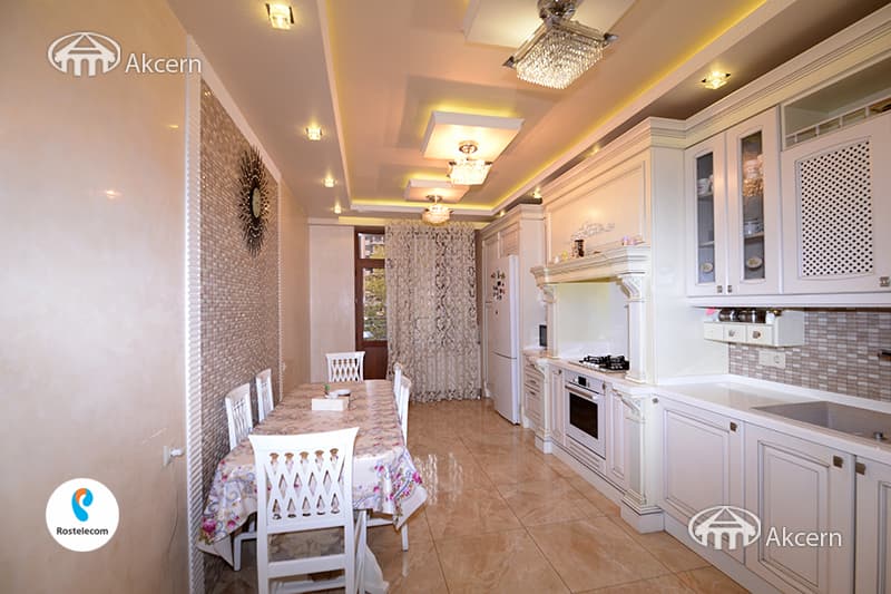 Квартира · 4 комн. · 180 м² · Кентрон