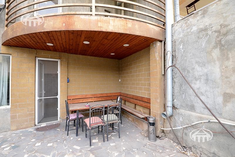 House · 6 rooms · 273 m² · Arabkir